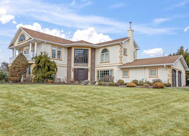 Property at 8 Wildwood Dr, Dix Hills, NY 11746, 5 beds, 4 baths