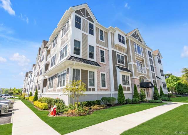 Property at 17101 Aspenwood Dr, Plainview, NY 11803, 2 beds, 2 baths