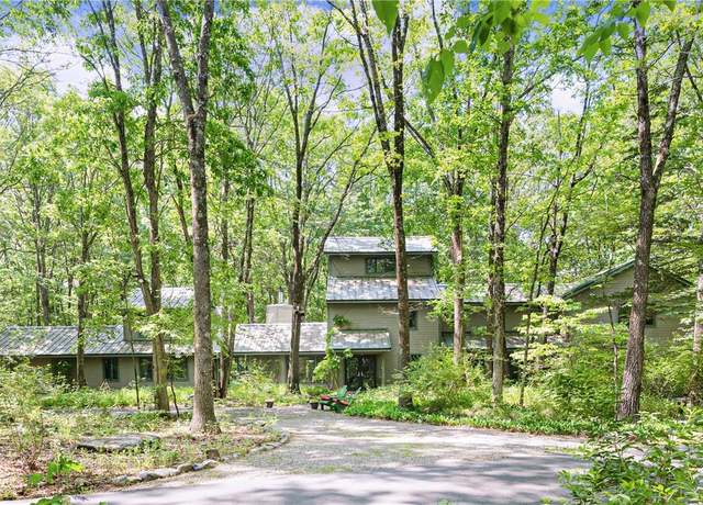 Property at 15 Cox Dr, Warwick, NY 10950, 4 beds, 2.5 baths