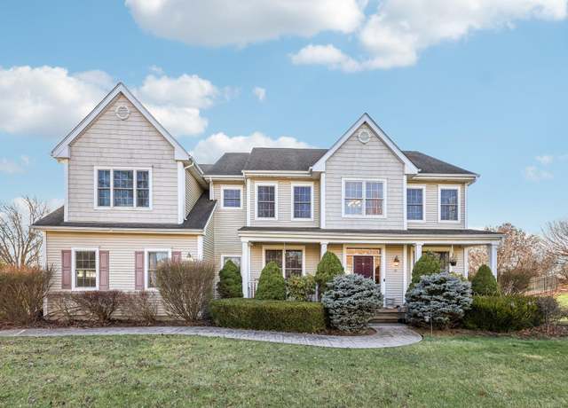 Property at 13 Mansion Ridge Blvd, Monroe, NY 10950, 6 beds, 4.5 baths