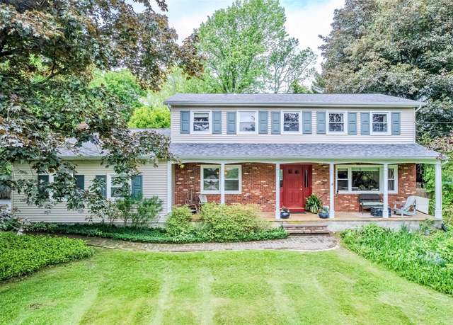Property at 24 Overhill Ln, Warwick, NY 10990, 4 beds, 2.5 baths