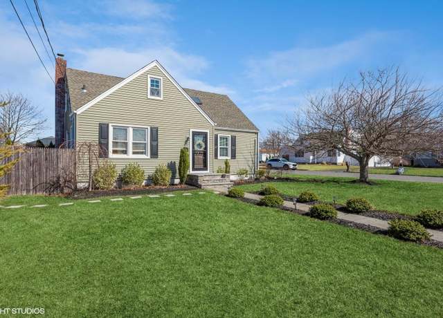 Property at 81 Everett St, Patchogue, NY 11772, 5 beds, 3 baths