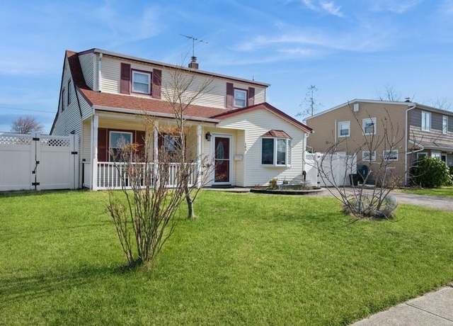 Property at 105 Old Oak Ln, Levittown, NY 11756, 4 beds, 2 baths