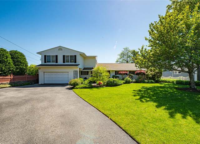 Property at 137 Melbury Rd, Babylon, NY 11702, 5 beds, 4 baths