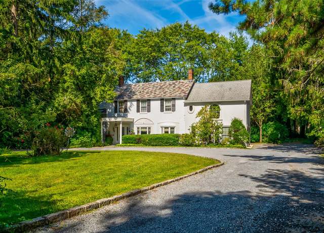 Property at 10 Hemlock Ct, Laurel Hollow, NY 11771, 5 beds, 4 baths