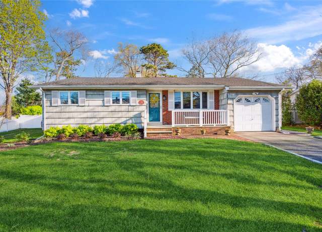 Property at 169 Loop Dr, Sayville, NY 11782, 3 beds, 1.5 baths