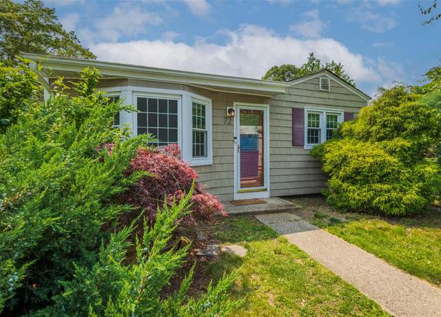 Property at 72 Parkway Blvd, Ronkonkoma, NY 11779, 3 beds, 1 bath