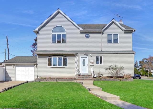 Property at 157 Cambridge Dr, Hicksville, NY 11801, 5 beds, 3 baths