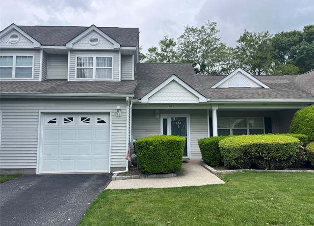 Property at 703 Pebble Beach Path, Riverhead, NY 11901, 2 beds, 2.5 baths
