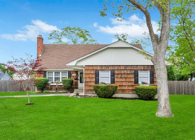 Property at 301 Maple Ave, Patchogue, NY 11772, 3 beds, 1 bath