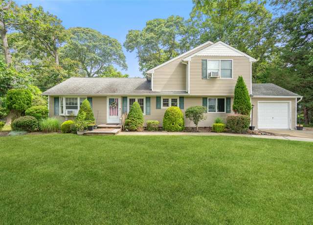 Property at 3 Lilly Ct, Moriches, NY 11955, 3 beds, 2 baths