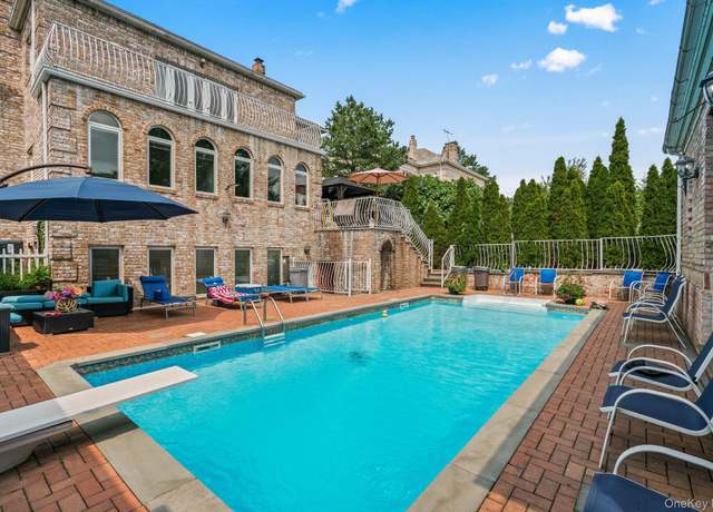 Property at 6 Summit Pl, Malba, NY 11357, 6 beds, 6.5 baths