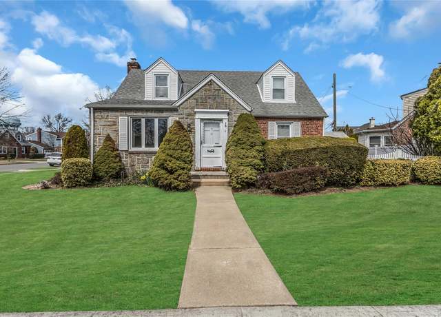 Property at 3 Lipton Ln, Williston Park, NY 11596, 4 beds, 2 baths
