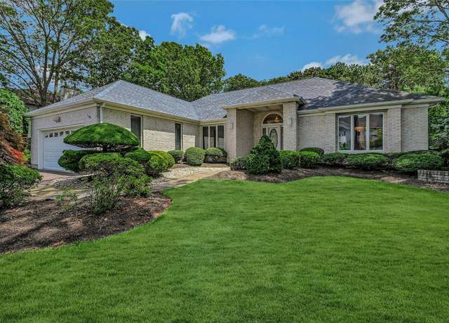 Property at 41 Somerset Dr, Holbrook, NY 11741, 3 beds, 3 baths