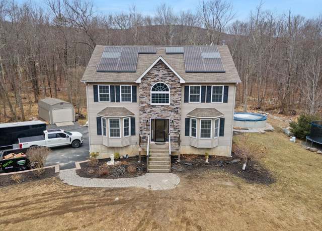 Property at 38 Dakota Ct, Bloomingburg, NY 12721, 4 beds, 2.5 baths