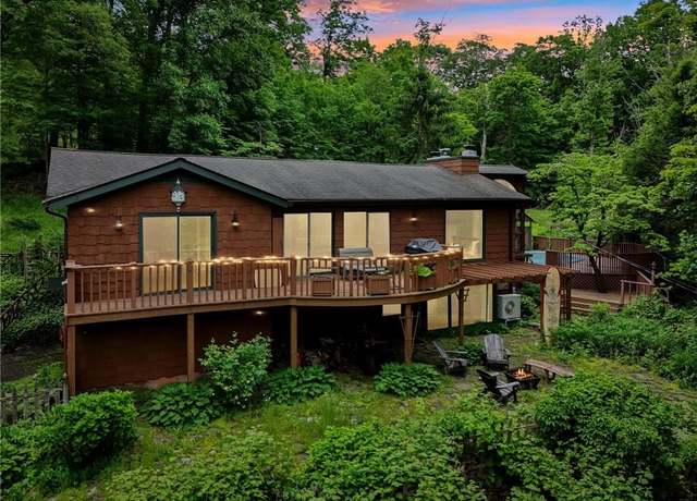 Property at 8 Oak Tree Dr, Cornwall, NY 12518, 3 beds, 2.5 baths