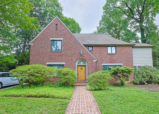 Property at 3 Buckingham Pl, Great Neck, NY 11021, 5 beds, 4 baths