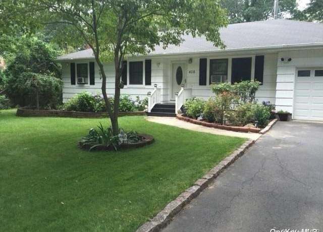 Property at 425 Oak Ave, Flanders, NY 11901, 3 beds, 2.5 baths