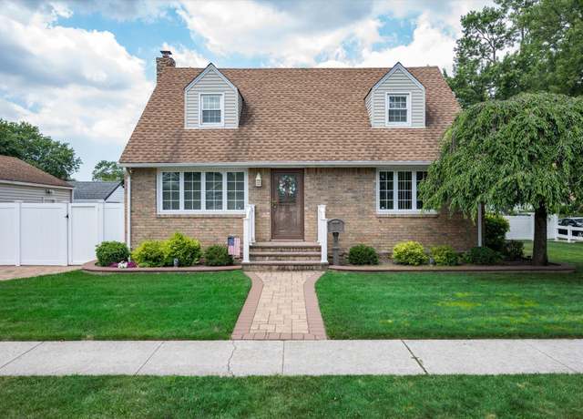 Property at 39 Hilton Ave, New Hyde Park, NY 11040, 4 beds, 2 baths