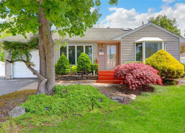 Property at 32 Santapogue Dr, Lindenhurst, NY 11757, 4 beds, 2 baths