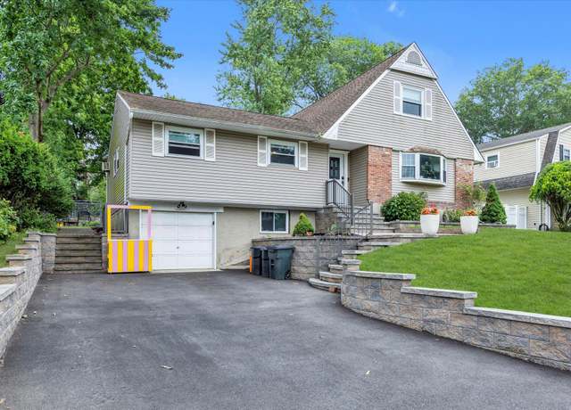 Property at 63 Ravenwood Dr, Kings Park, NY 11754, 4 beds, 3 baths