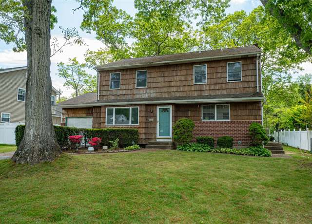 Property at 48 Crocus Ln, Commack, NY 11725, 4 beds, 3 baths