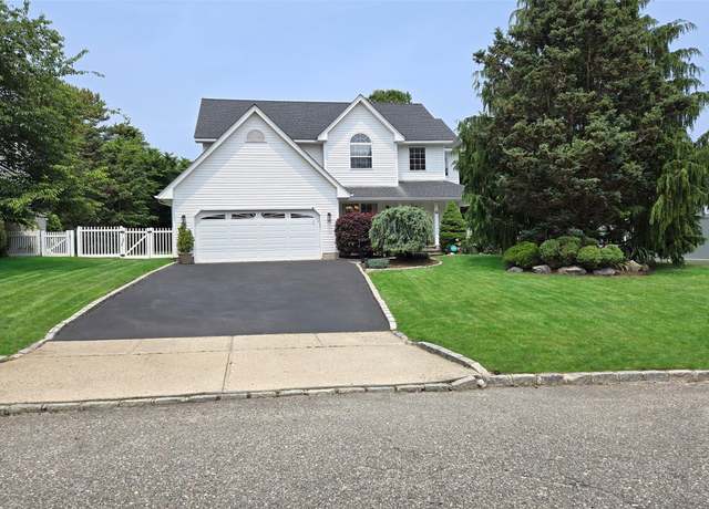 Property at 8 Long House Way, Commack, NY 11725, 4 beds, 2.5 baths