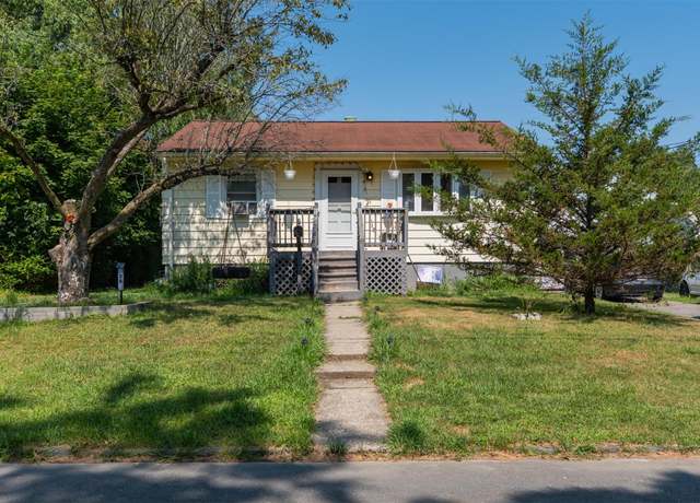 Property at 35 Woods Pl, Middletown, NY 10940, 4 beds, 1.5 baths