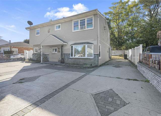 Property at 10 Somerset Rd, Amityville, NY 11701, 6 beds, 2 baths
