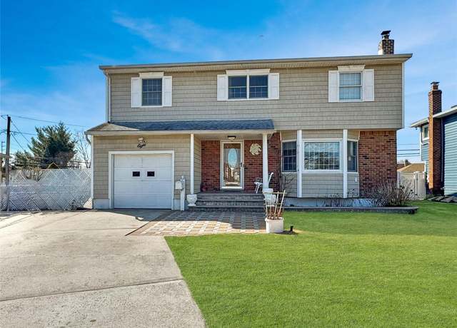Property at 8 Patricia Ct, Bethpage, NY 11714, 5 beds, 2.5 baths