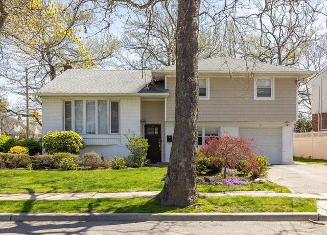 Property at 1 Newport Dr, Hewlett, NY 11557, 4 beds, 3 baths