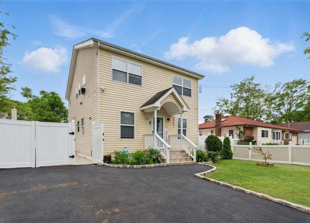 Property at 50 Darerka St, Amityville, NY 11701, 6 beds, 3 baths