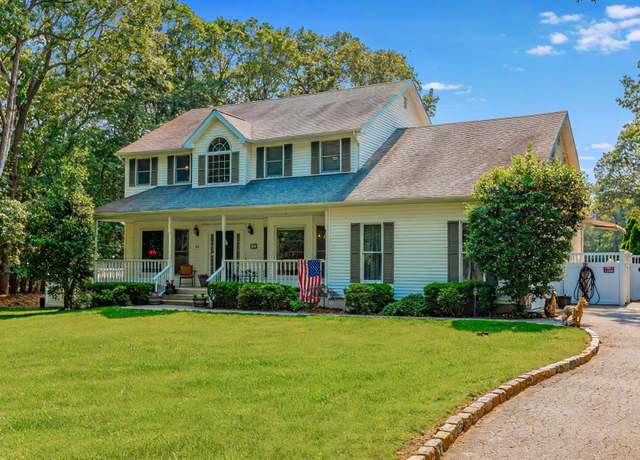 Property at 44 Croft Ln, Smithtown, NY 11787, 3 beds, 3.5 baths