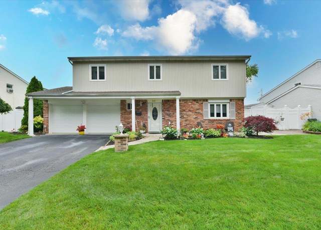 Property at 36 Shubert Ln, Bethpage, NY 11714, 5 beds, 2.5 baths