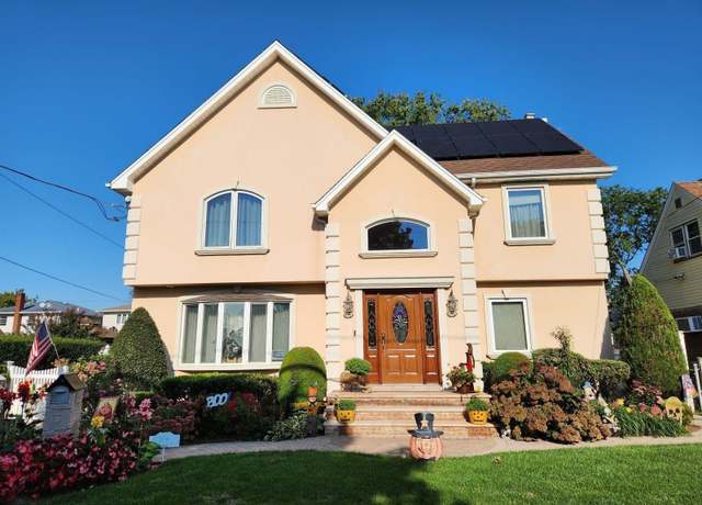 Property at 206 Wardwell Rd, Mineola, NY 11501, 5 beds, 4 baths