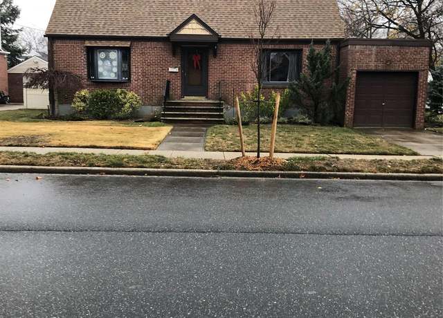 Property at 31 Maple Dr W, New Hyde Park, NY 11040, 3 beds, 2 baths