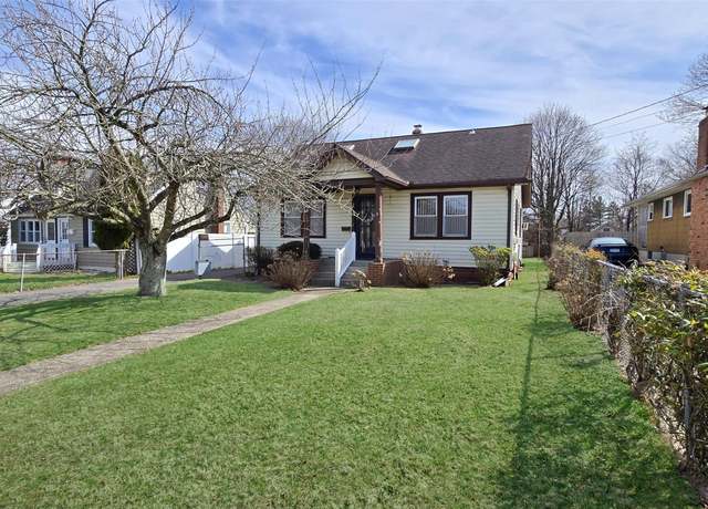 Property at 19 2nd Ave, Central Islip, NY 11722, 3 beds, 1.5 baths