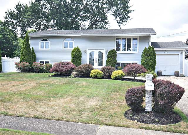 Property at 8 Brookwood Dr, Wheatley Heights, NY 11798, 5 beds, 2 baths