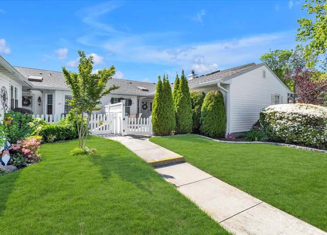 Property at 186 Revere Dr, Sayville, NY 11782, 2 beds, 1.5 baths