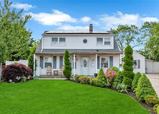 Property at 10 Horseshoe Ln, Levittown, NY 11756, 5 beds, 2 baths