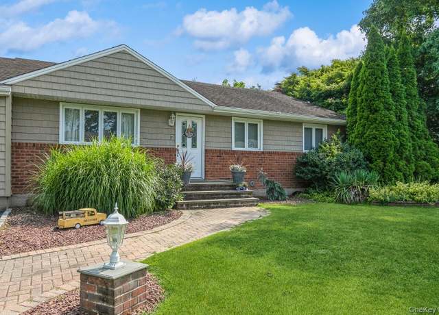 Property at 4 Magenta Ln, East Northport, NY 11731, 3 beds, 3 baths