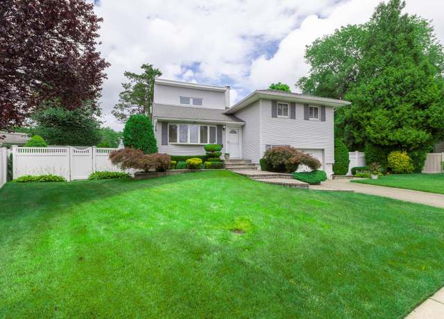 Property at 17 Verbena Ct, Hicksville, NY 11801, 4 beds, 1.5 baths