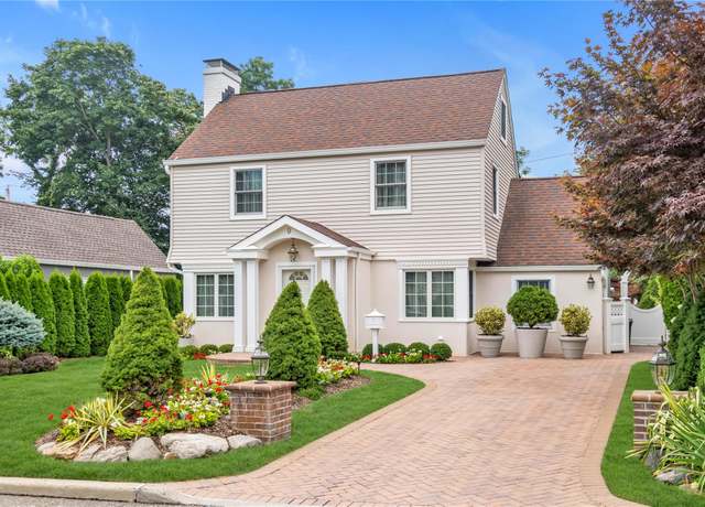 Property at 9 Robin Rd, Manhasset, NY 11030, 4 beds, 3 baths