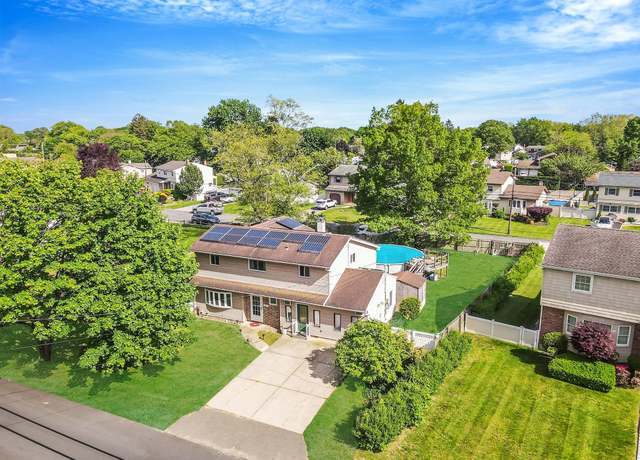 Property at 420 Old Country Rd, Deer Park, NY 11729, 5 beds, 1.5 baths