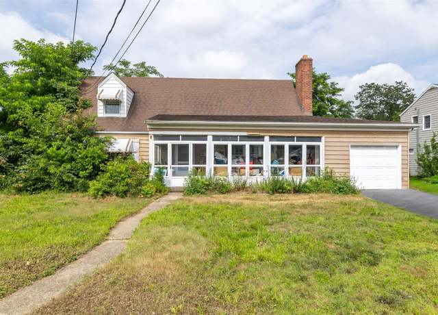 Property at 7 Amherst Pl, Massapequa, NY 11758, 5 beds, 2 baths