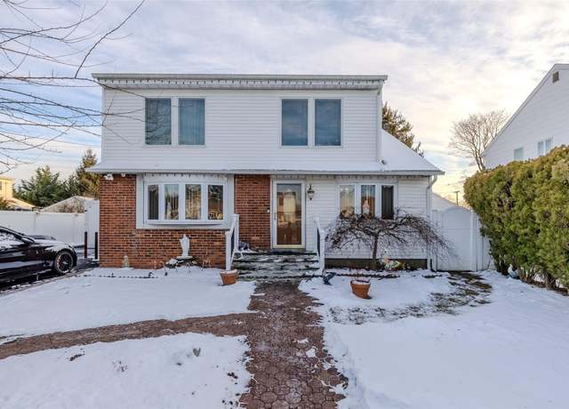 Property at 34 Parkdale Dr, North Babylon, NY 11703, 3 beds, 2.5 baths