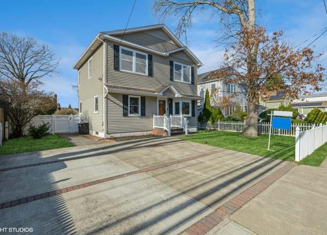 Property at 733 Albin Ave, West Babylon, NY 11704, 5 beds, 3 baths