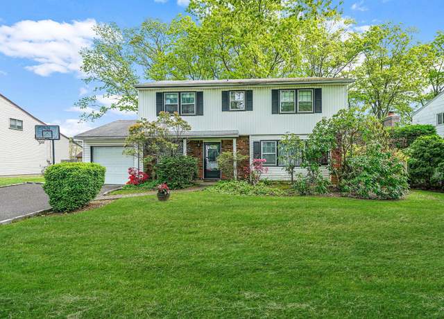 Property at 39 Pinewood Dr, Commack, NY 11725, 3 beds, 2.5 baths