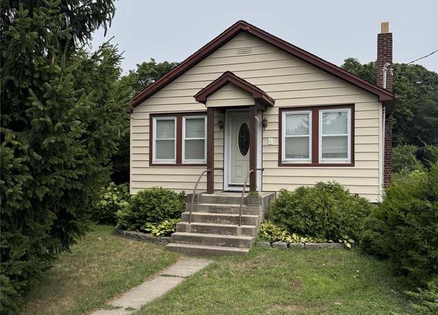 Property at 1044 Woodcrest Ave, Riverhead, NY 11901, 2 beds, 2 baths