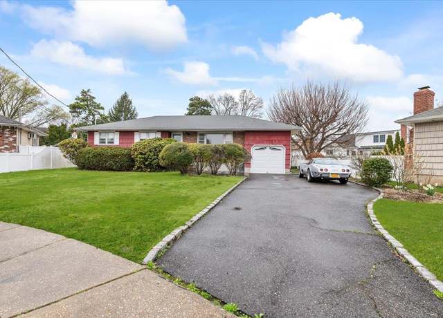 Property at 18 Troscher Ln, Bethpage, NY 11714, 4 beds, 2.5 baths